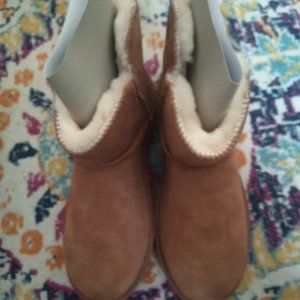 NEW IN BOX GENUINE SUEDE SHEARLING BOOTS. SIZE 9_10